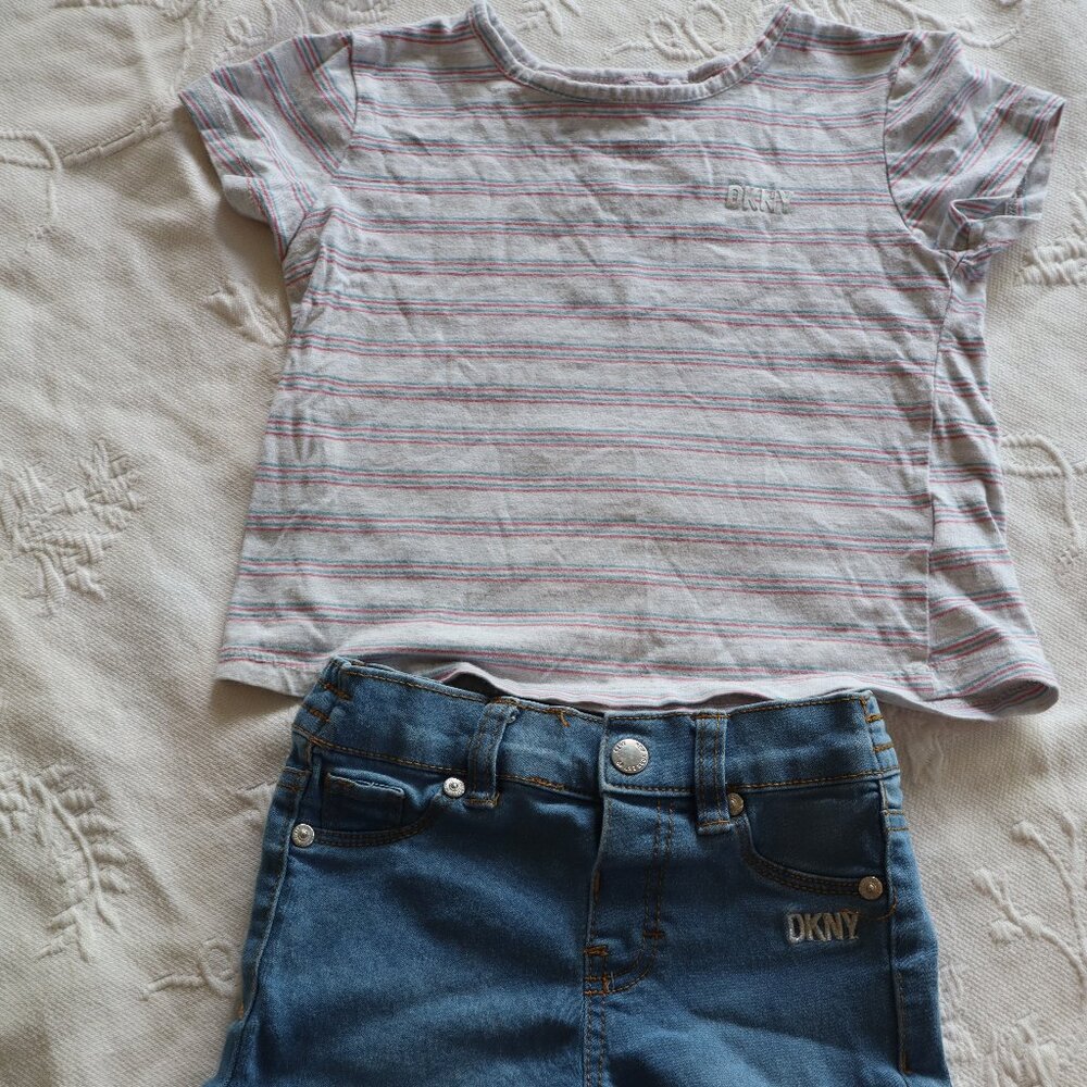 DKNY Coordinating Set. Grey tee and stretchy jean shorts sz 5 blue/pink stripes